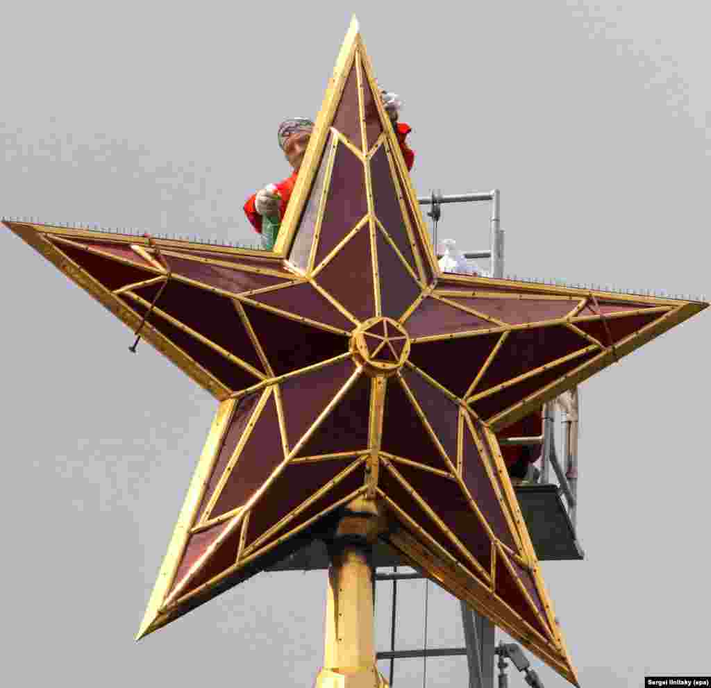 The Kremlin stars&rsquo; five points represent the continents where communism was projected to spread in a global &quot;workers&rsquo; revolution&quot; and reportedly also mimics the fingers of a workers&rsquo; hands. &nbsp;