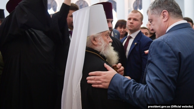Президент Петро Порошенко і митрополит Софроній