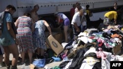 Волонтеры раздают жителям Крымска бесплатную одежду