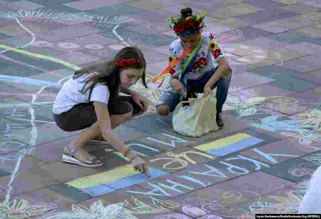 Діти пишуть напис &laquo;Україна це ми!&raquo; під час параду вишиванок в Маріуполі, 16 травня 2019 року