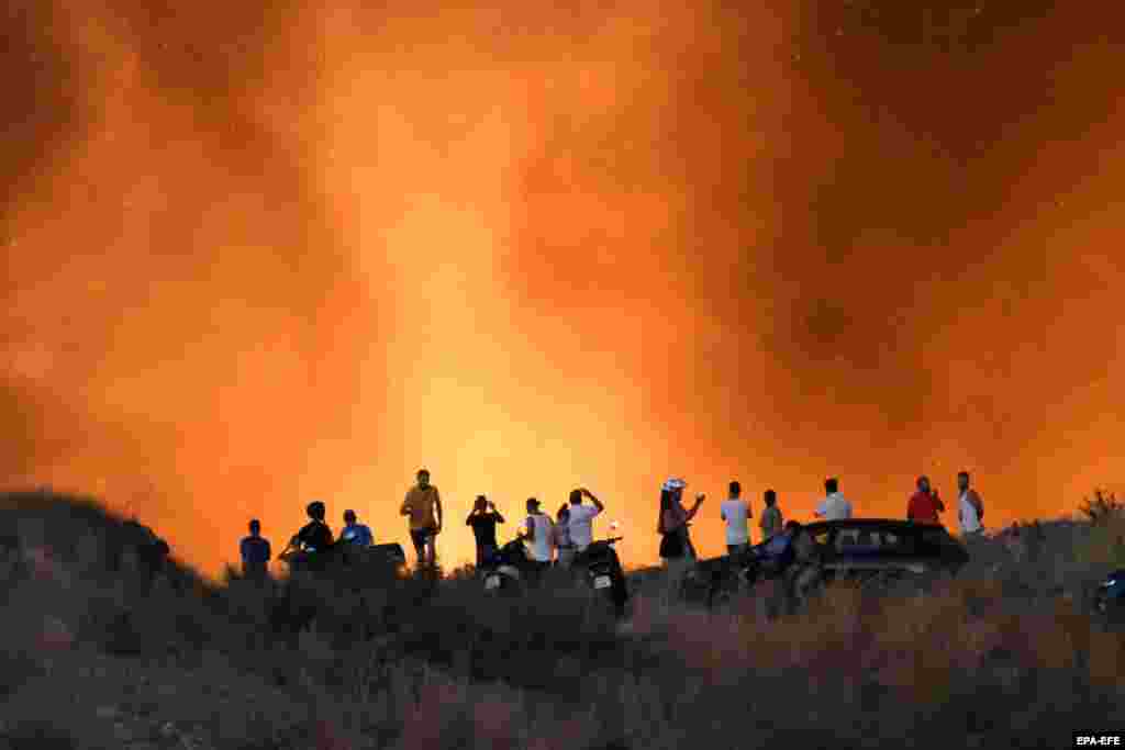 People look at a forest fire in Marbella in southern Spain on August 22. (epa-EFE)