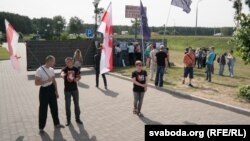 Противники открытия ресторана в районе заповедника Куропаты, где в годы сталинских репрессий расстреливали людей. Минск, 25 июня 2018 года.