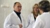 В России засекретили данные о сопровождающих Путина врачах