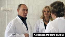  Владимир Путин и Татяна Голикова през 2011, когато той беше министър председател, а тя здравен министър, на посещаване в болница. 