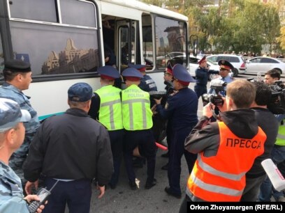 Полиция азаматтарды ұстап, автобусқа отырғызып жатыр. Нұр-Сұлтан, 21 қыркүйек 2019 жыл.