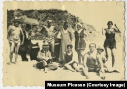 Ольга Сахарова (стоит крайняя справа)с друзьями на пляже, 1916