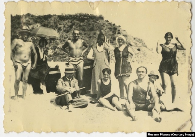 Ольга Сахарова (стоит крайняя справа)с друзьями на пляже, 1916