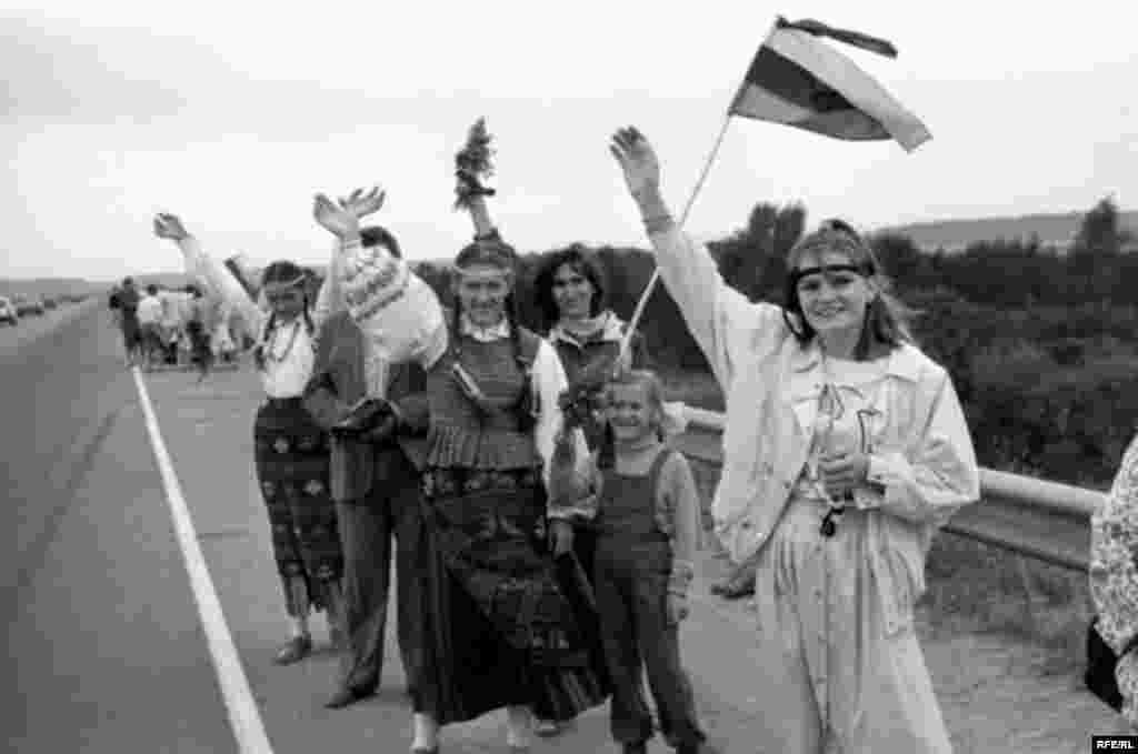 1989 елның 23 августында Латвия, Литва һәм Эстония "Балтыйк Юлы" дигән каршылык чарасы үткәрә - Молотов-Риббентроп килешүенең 50 еллыгы уңаеннан өч илдә меңләгән кеше "тере чылбырга" баса