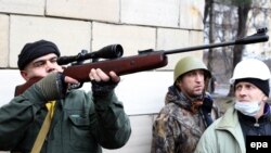 Opozant al regimului trăgând cu o carabină in poliție astăzi pe Maidan.