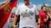 Navijač Srbije sa majicom na kojoj je lik ruskog predsednika Vladimira Putina i natpis na ruskom Kosovo-Srbija, Crveni trg u Moskvi 2018. godine tokom Svetskog prvendstva u fudbalu.