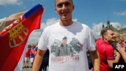 Një tifoz i Serbisë me një bluzë me imazhin e presidentit rus, Vladimir Putin, dhe mbishkrimin në rusisht Kosovë-Serbi, Sheshi i Kuq në Moskë në 2018 gjatë Kupës së Botës.