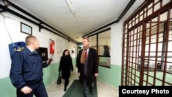 Архивска фотографија: Евроамбасадорот Аиво Орав во посетата на затворот во Прилеп. 