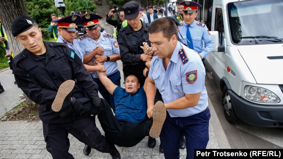 Әйелім көлікте түсіріп жатыр. Әйелім көлікте түсіріп жатыр.