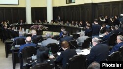 Armenia - Prime Minister Hovik Abrahamian chairs a cabinet meeting, Yerevan, 5May2016.