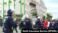 Полиция у здания, где проходили поминки Умарова