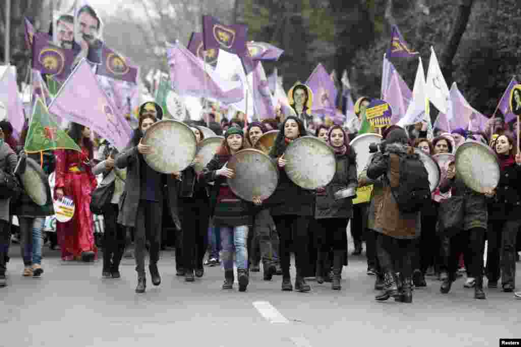 برخی از زنان ترکیه&zwnj;ای در شهر استانبول، با شکلی متفاوت به راهپیمایی روز ۸ مارس پرداختند.