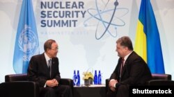 (©Shutterstock) Президент України Петро Порошенко (праворуч) і генеральний секретар ООН Пан Ґі Мун. Вашингтон, 1 квітня 2016 року