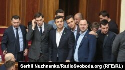 «Зараз не той час, щоб розхитувати державу економічно й політично» – Зеленський