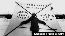 Карл Булла считается первым фотокорреспондентом России. На его фотографиях – последние годы царской России. Накануне большевистской революции он оставил свое дело и переехал жить на остров Сааремаа в Эстляндии (теперь Эстония). В 1930-е годы его семья была репрессирована
