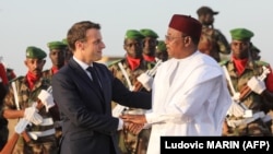 Presidenti i Francës, Emmanuel Macron gjatë takimit me presidentin e Nigerit, Mahamadou Issoufou. 