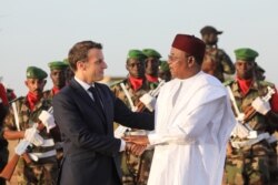 Emmanuel Macron (stânga) alături de președintele nigerian Mahamadou Issoufou