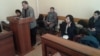 Брат оппозиционного политика Алтынбека Сарсенбаева Рысбек Сарсенбайулы (слева) на суде, где рассматривается апелляция по поводу досрочного освобождения из тюрьмы бывшего сотрудника КНБ Ерлана Ералиева. Караганда, 27 октября 2015 года.