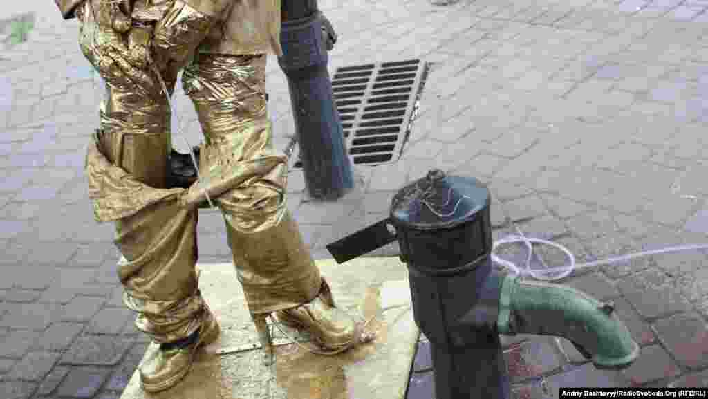 На Подолі у Києві активісти партії «Братство» поставили пам’ятник Йосипові Сталіну. 