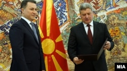 Архивска фотографија - Претседателот Ѓорге Иванов му го врачува мандатот на Никола Груевски, претседател на ВМРО-ДПМНЕ 