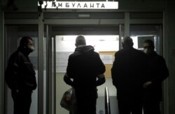 Ispred Univerzitetsko-kliničkog centra u Skoplju