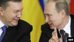 Yanukovych və Putin (sağda) 17 dekabr 2013