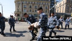 Moskvada Ukrayna lehinə nümayişçiləri polis tutub aparır, 1 may 2014 -cü il 