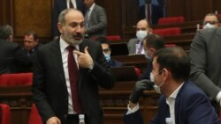 Armenia -- Prime Minister Nikol Pashinian (L) talks to a parliament deputy from his My Step bloc, Yerevan, May 6, 2020.