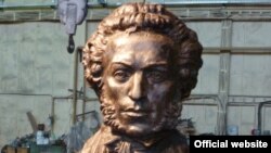 Бронзовый бюст Александра Пушкина, который 6 июня появится на Пушкинской площади в Праге 