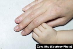 В плену Анну постоянно избивали, воткнули в колено нож, повредили на руке палец так, что остался шрам