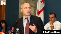 Встрече кандидата в премьер-министры Вано Мерабишвили с парламентариями на объединенном заседании профильных комитетов предшествовал его визит в квартиру обычной тбилисской семьи