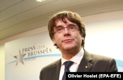 Fostul lider catalan Carles Puigdemont la o conferință de presă, Bruxelles, 30 octombrie 2017