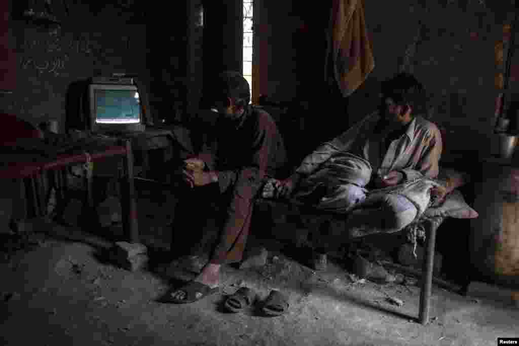 کارگران معدن در جریان یک وقفه تلویزیون تماشا می کنند