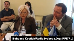 Учасники міжнародної конференції Оксана Білозір і Манфред Профазі, Київ, 27 травня 2013 року