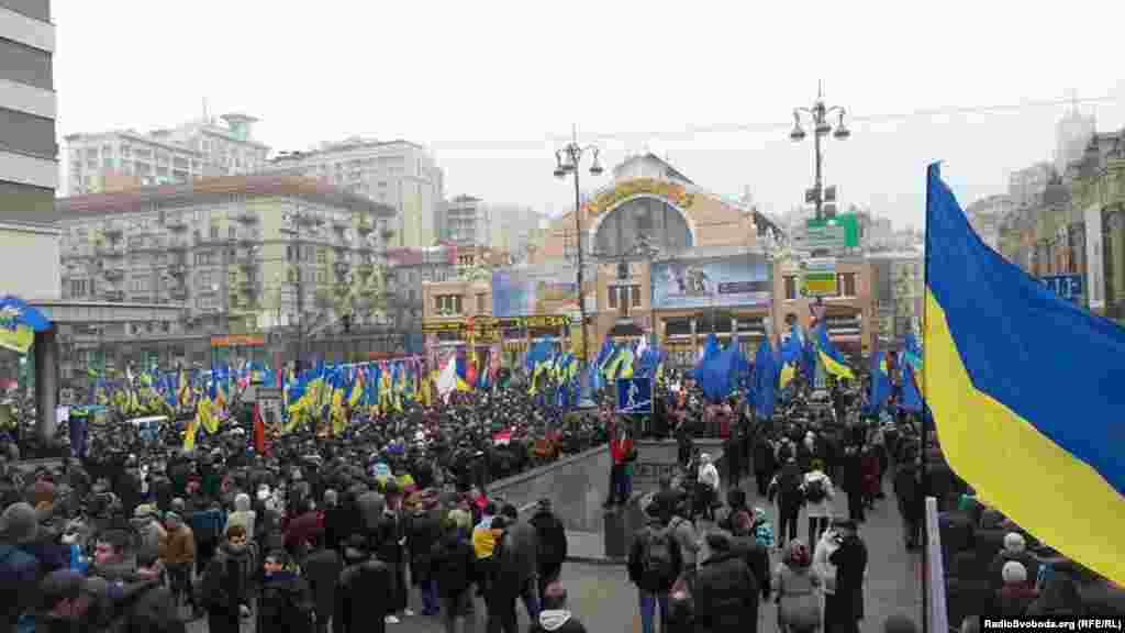 100 тисяч осіб взяли участь у ході проти призупинення підготовки до підписання угоди про асоціацію з ЄС у Києві, 24 листопада 2013 року