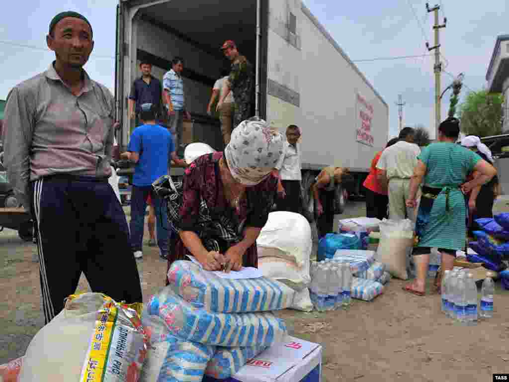 Kyrgyzstan -- Humanitarian supplies from Turkey distributed to victims of ethnic clashes in southern Kyrgyzstan, Osh, 24Jun2010 - OSH, KYRGYZSTAN. JUNE 24, 2010. Humanitarian supplies from Turkey have been delivered to Kyrgyzstan for victims of mass disorders in Osh and Jalal-Abad Regions. (Photo ITAR-TASS / Dmitry Aleshkovsky)