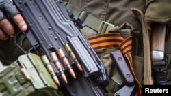 «Георгіївська стрічка» на зброї підтримуваних Росією бойовиків на Донбасі, ілюстративне фото