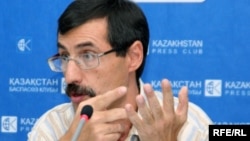 Евгений Жовтис, адам құқы жөніндегі Қазақстан бюросының директоры. Алматы, 25 тамыз 2009 жыл.
