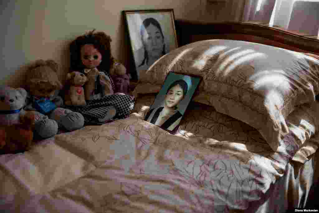 Amintirea uneia dintre elevele ucise în lupte, Oksana Kokova, în casa părintească de la Beslan. 