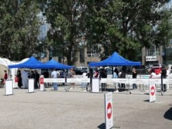 Коронавирусқа тест тапсыратын орталық алдына жиналған адамдар кезекте тұр. Алматы, 12 маусым 2020 жыл.