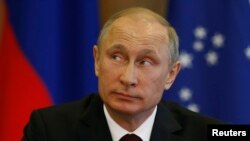 Президент России Владимир Путин во время церемонии с президентом Бразилии Дилмой Русеф во дворце Планальто, Бразилия, 14 июля 2014 года. 