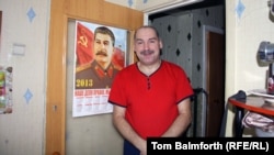 Константин Рименов в своей квартире. На кухонную дверь шахтёр приклеил календарь с изображением Сталина. Воркута, 9 февраля 2013 года.