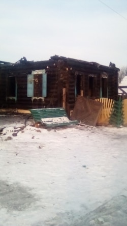Разрушенный наводнением дом в поселке Шумский в Приангарье