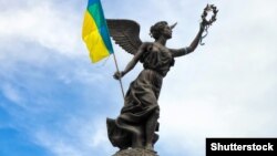 Пам’ятник Незалежності України в Харкові, до якого громадські активісти прикріпили прапор України (ілюстративне фото, пошкоджень зазнав інший монумент)