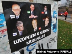 Nezadovoljstvo nesposobnom političkom elitom: Posteri kojima su izljepljeni gradovi u BiH