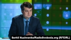 «Прозвучали слова, м’яко кажучи, неправильні, на мою думку. Колеги, на це емоційно відреагували», – сказав спікер